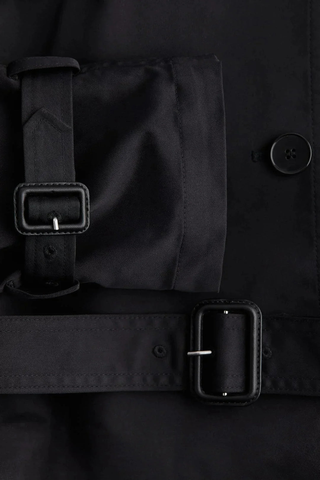 Damen Trenchcoat aus leichtem Material, hoher Kragen, Taillengürtel und klassischer Schnitt, ideal für kühle Tage.