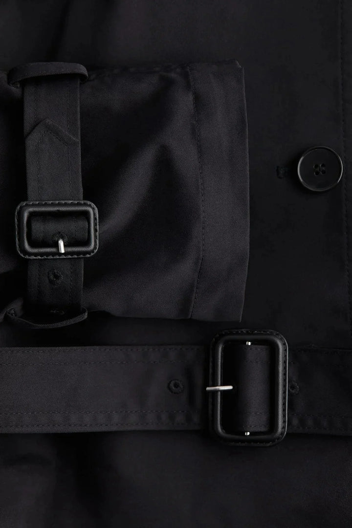 Damen Trenchcoat aus leichtem Material, hoher Kragen, Taillengürtel und klassischer Schnitt, ideal für kühle Tage.