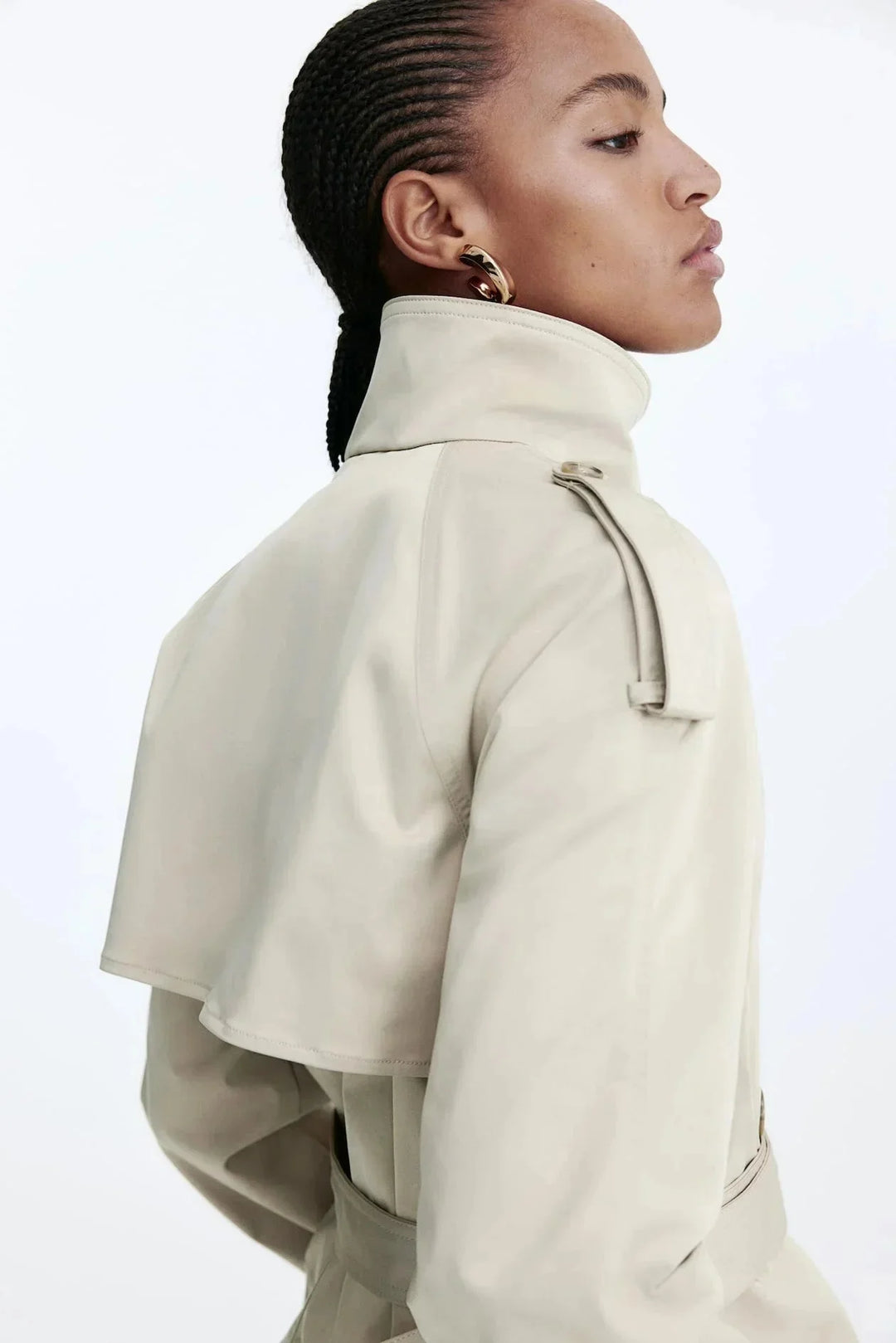 Damen Trenchcoat aus leichtem Stoff, hoher Kragen und Taillengürtel für eine feminine Silhouette. Ideal für Übergangszeiten.