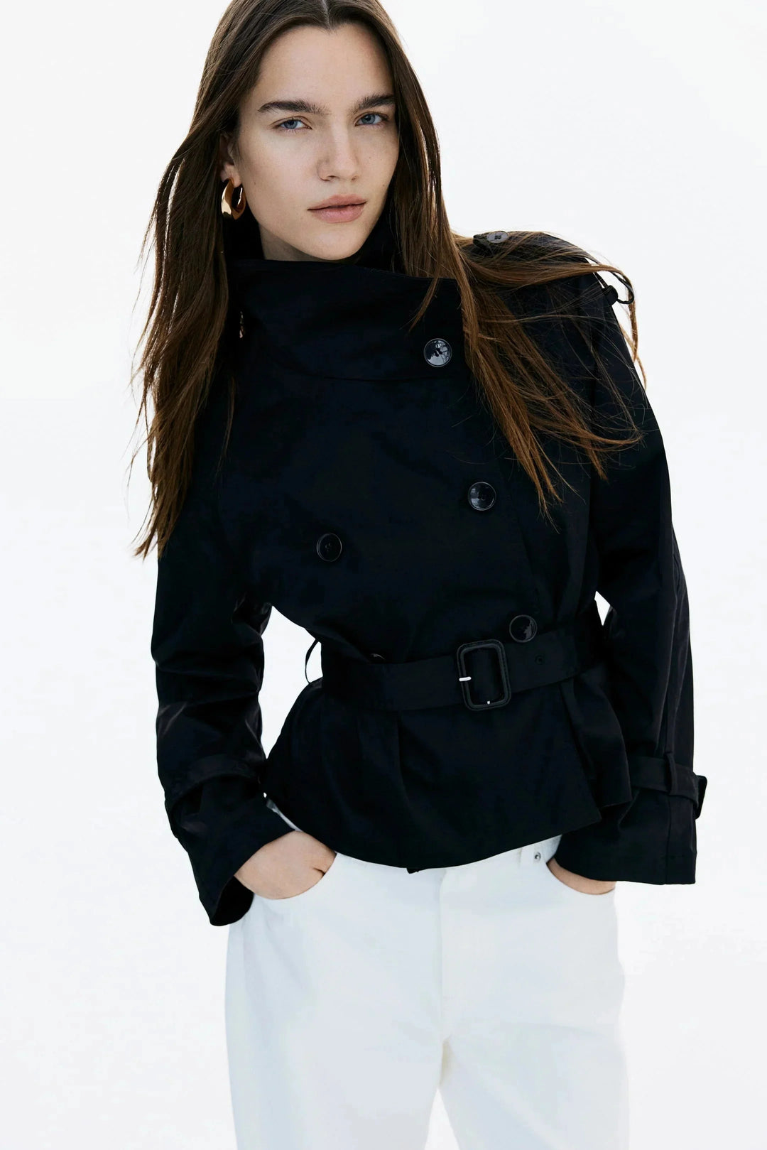 Schwarzer Damen Trenchcoat mit hohem Kragen, tailliertem Schnitt und praktischem Gürtel aus strapazierfähigem Material.