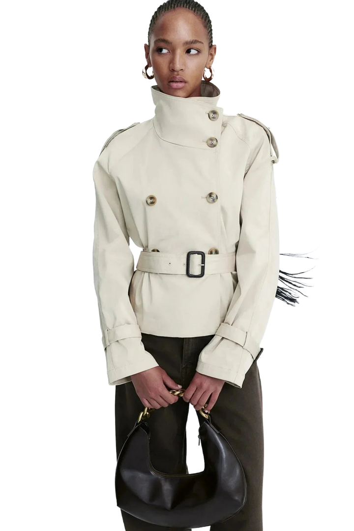 Beiger Damen Trenchcoat aus leichtem Material, mit hohem Kragen und taillierbarem Gürtel für eine individuelle Passform.