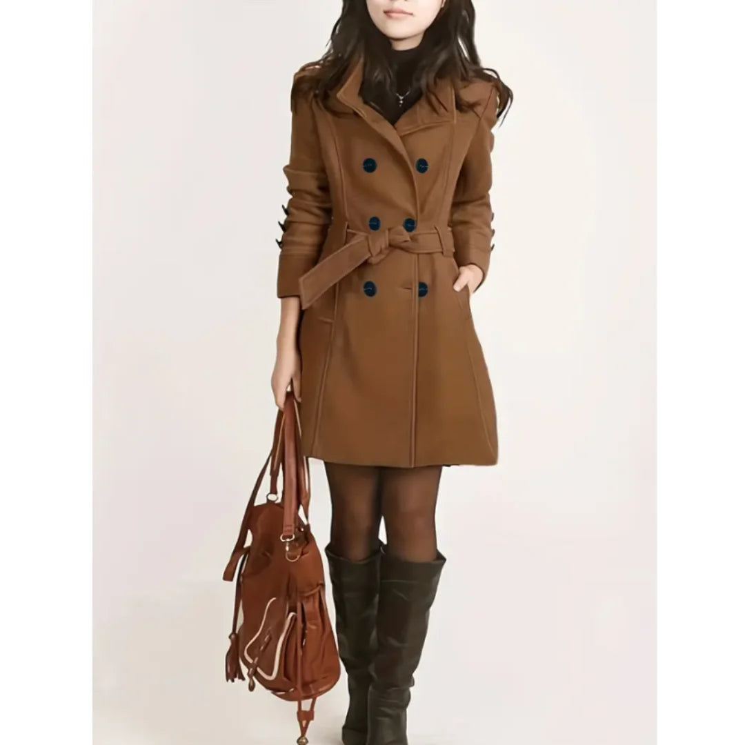 Brauner Damen Trenchcoat aus Baumwollmischung mit Taillengürtel und Knopfverschluss für einen klassischen Look.