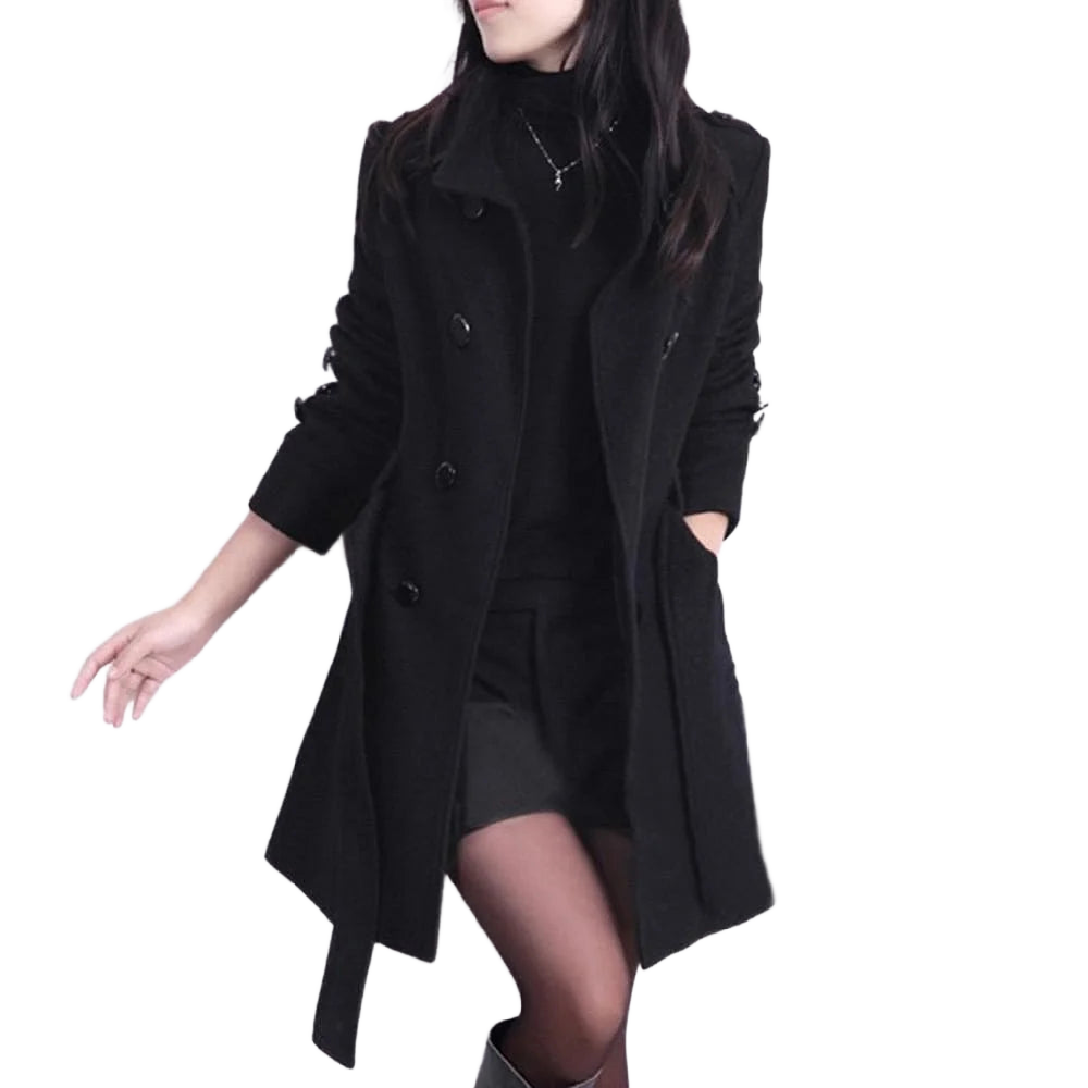 Schwarzer Damen Trenchcoat aus Baumwoll-Mischung mit Taillengürtel und klassischem Knopfverschluss für einen eleganten Look.