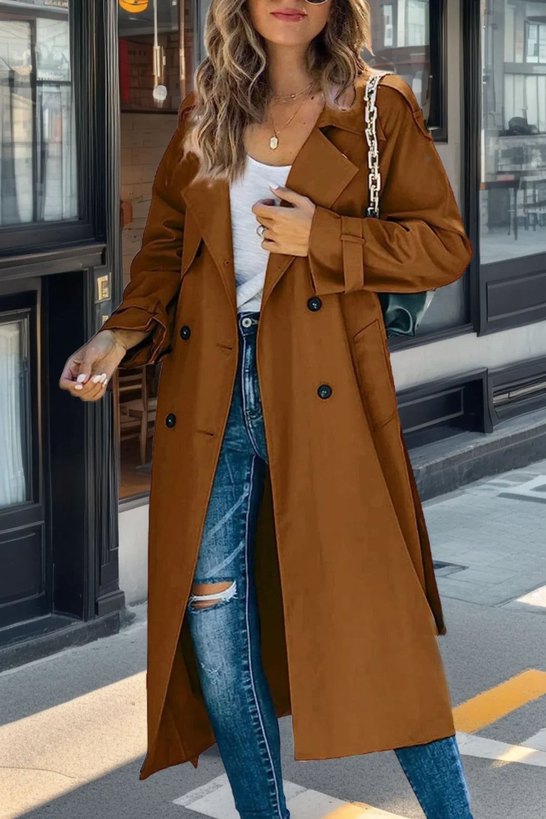 Brauner Damen Trenchcoat mit zweireihigem Design, Gürtel und strapazierfähigem Material für alltagstauglichen Stil.