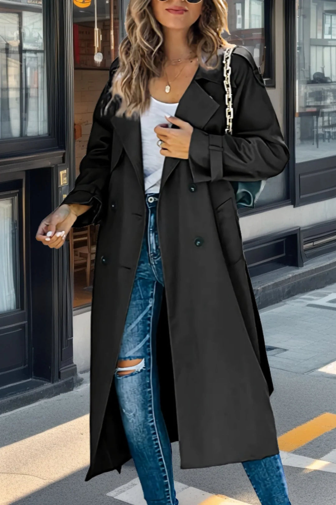 Damen Trenchcoat in Schwarz mit zweireihigem Design, Gürtel und wasserabweisendem Material für vielseitige Stylings.