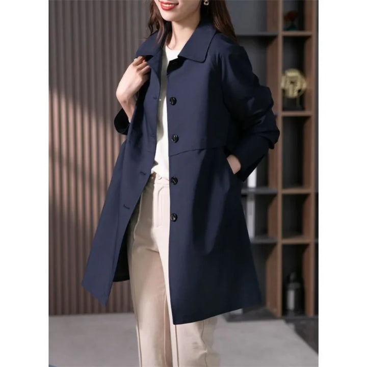 Damen Trenchcoat aus wasserdichtem Material, mit durchgehender Knopfleiste und klassischem Kragen für eleganten Look.