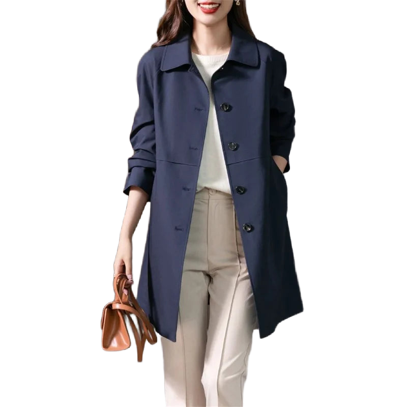 Dunkelblauer Damen Trenchcoat, wasserdicht, mit Knopfleiste und Kragen, ideal für Spaziergänge bei Regenwetter.