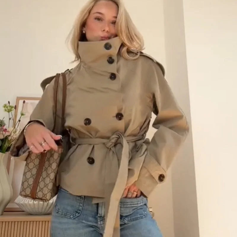 Khaki Damen Trenchjacke aus leichtem Material mit figurschmeichelndem Schnitt und praktischen Taschen für den Alltag.