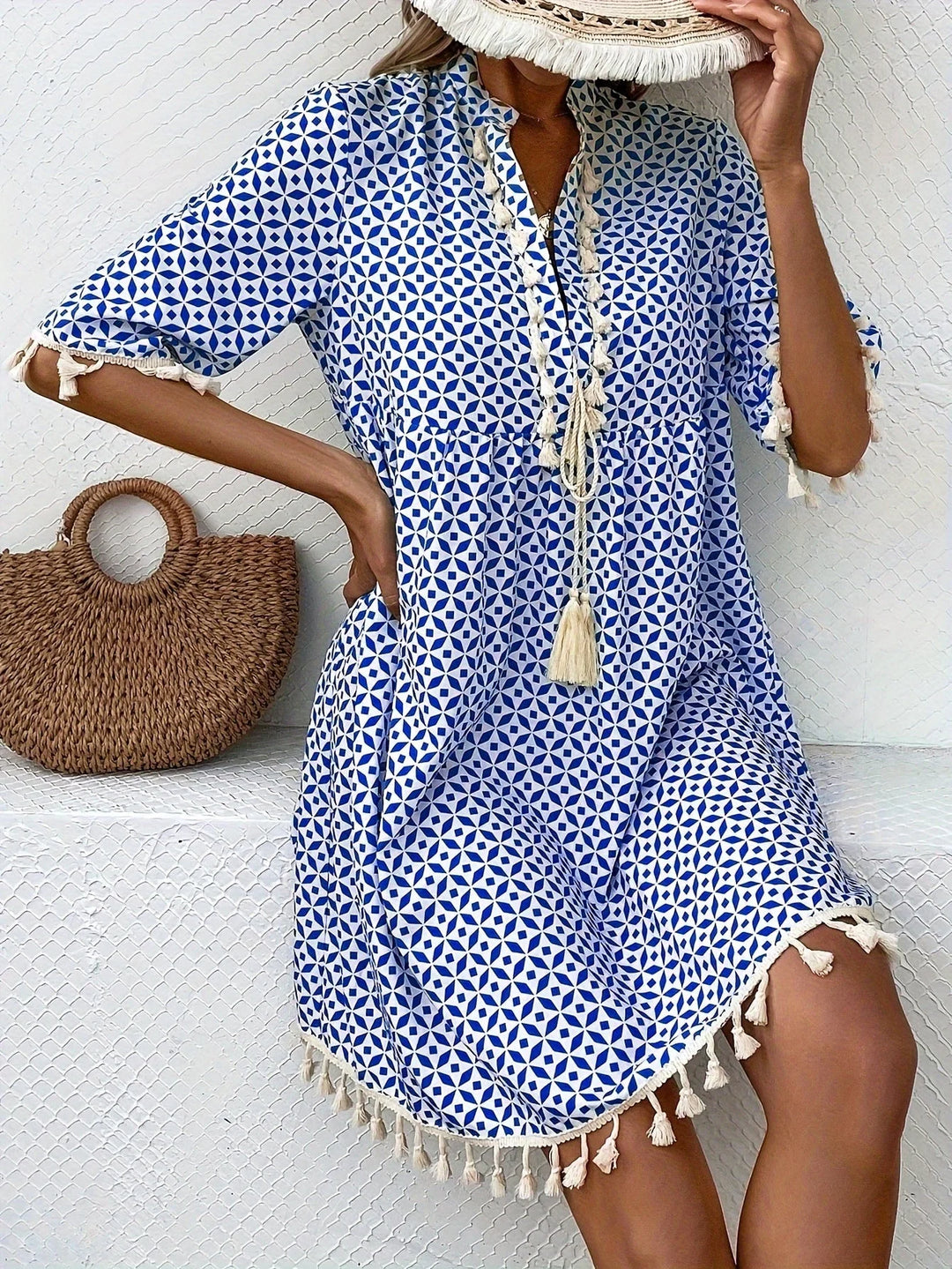Damen Tunika-Kleid mit Quasten in Weiß-Blau Muster, leichtes und luftiges Material, modisches Design für den Sommer-Look