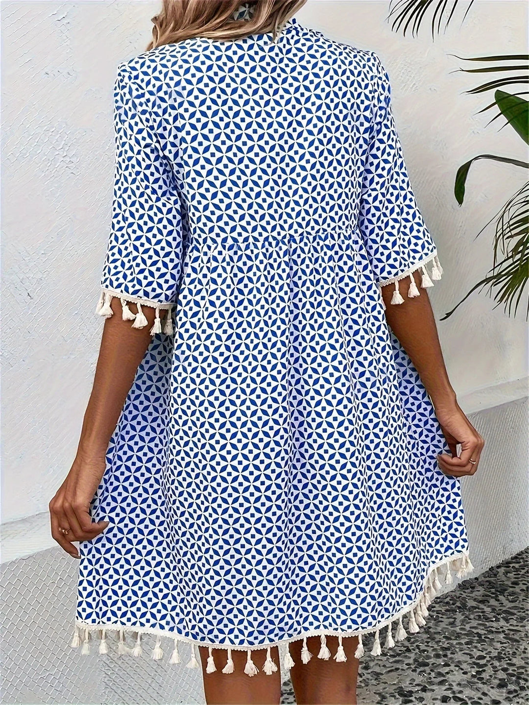 Damen Tunika-Kleid aus leichtem Stoff mit Quasten und Weiß-Blau Muster, perfekt für den Sommer.