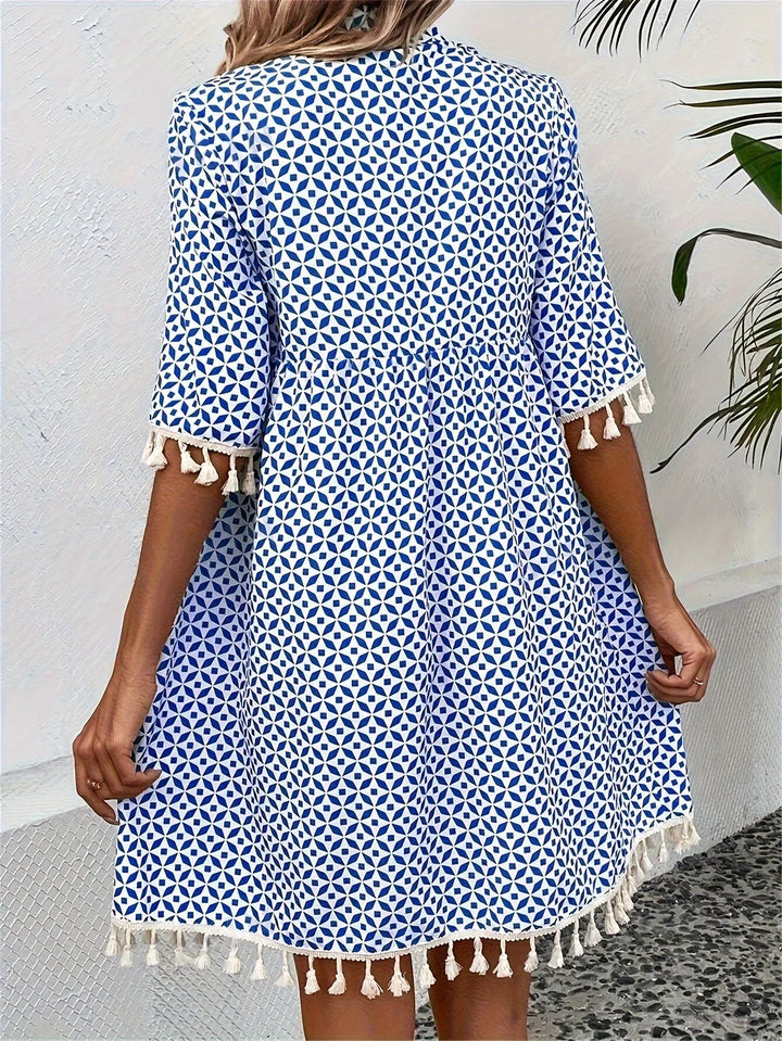 Damen Tunika-Kleid aus leichtem Stoff mit Quasten und Weiß-Blau Muster, perfekt für den Sommer.
