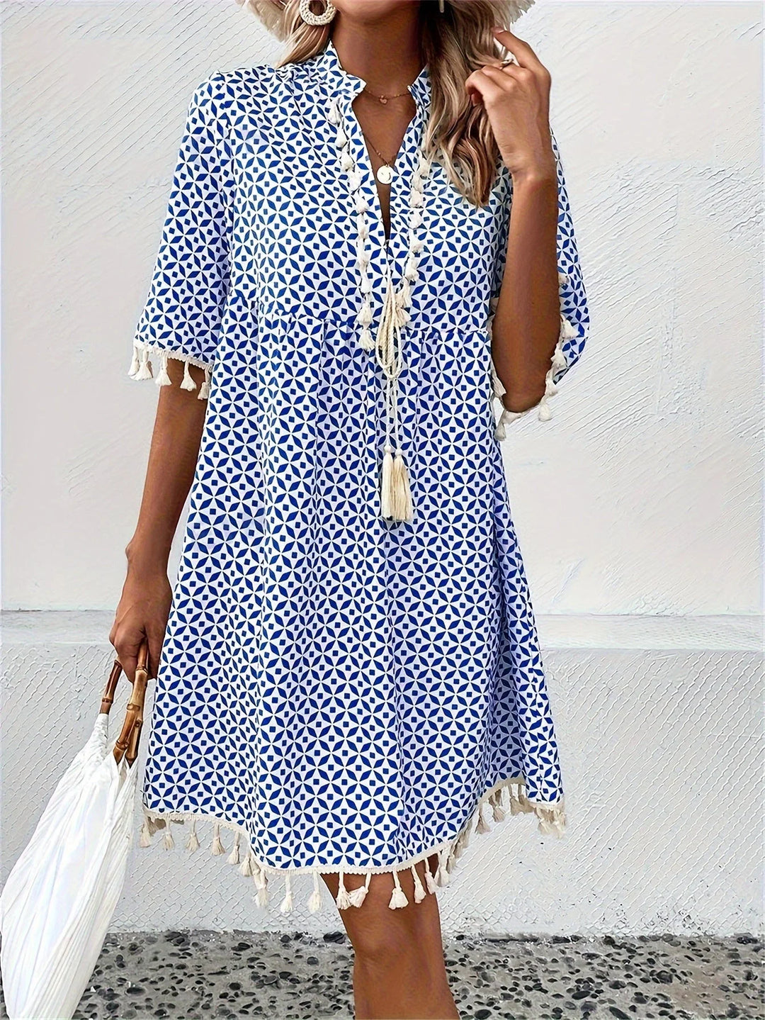 Damen Tunika-Kleid aus leichtem Stoff in Weiß-Blau mit Quasten. Sommerliches Muster für lässigen, bequemen Look in Größe M.