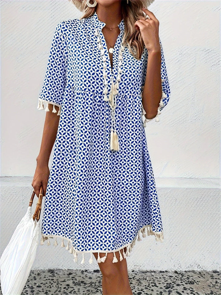 Damen Tunika-Kleid aus leichtem Stoff in Weiß-Blau mit Quasten. Sommerliches Muster für lässigen, bequemen Look in Größe M.