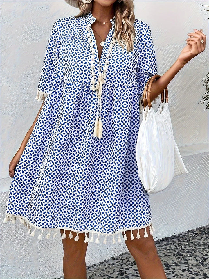 Damen Tunika-Kleid aus Baumwolle mit Quasten in Weiß-Blau Muster, lockerer Schnitt, perfekt für sommerliche Tage am Strand.
