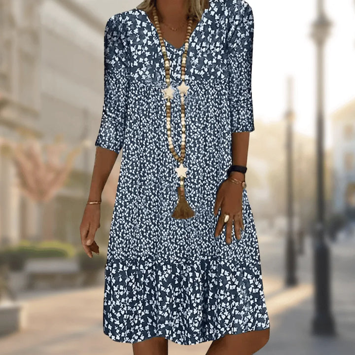 Blau-weißes Damen Tunika-Kleid aus leichtem Stoff mit V-Ausschnitt und Blumenmuster, ideal für den Sommer.