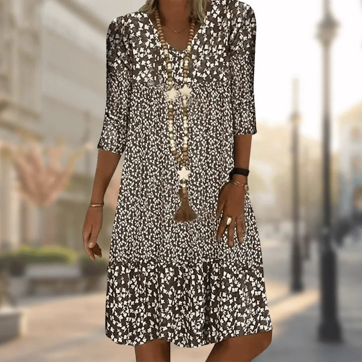 Braunes Tunika-Kleid für Damen mit V-Ausschnitt und Blumenmuster, aus luftigem Stoff für legeren und stilvollen Look.