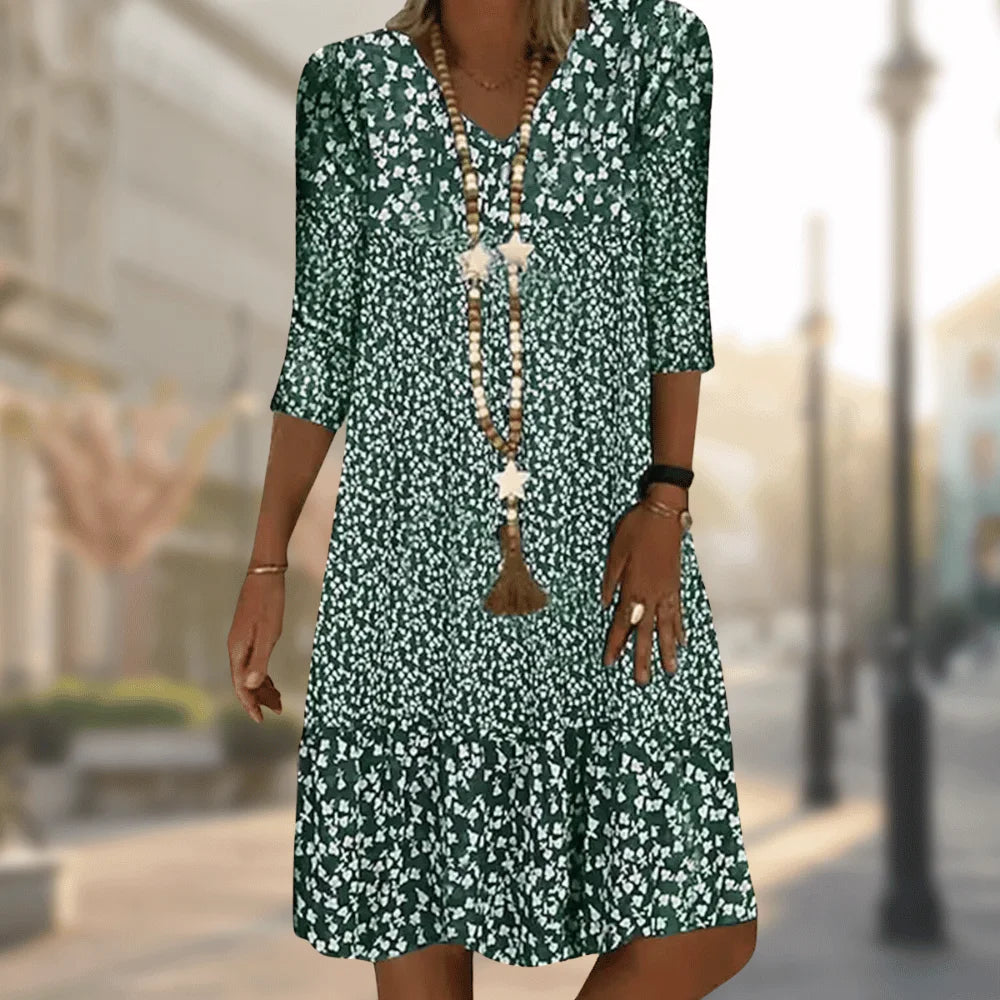 Grünes Damen Tunika-Kleid aus leichtem Stoff, mit V-Ausschnitt und Blumenmuster für einen sommerlichen Look.