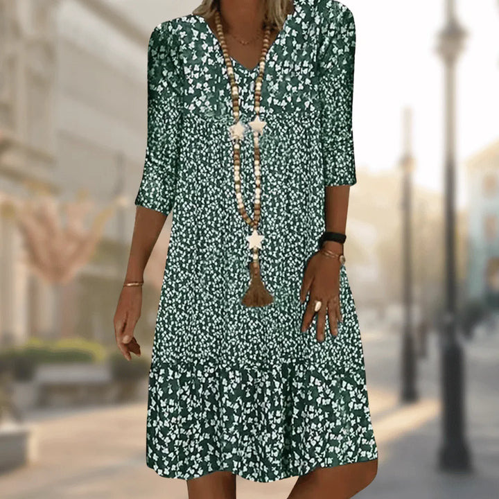 Grünes Damen Tunika-Kleid aus leichtem Stoff, mit V-Ausschnitt und Blumenmuster für einen sommerlichen Look.