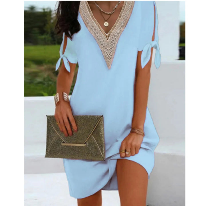 Hellblaues Damen Tunikakleid mit V-Ausschnitt und Schnürdetails aus leichtem Stoff für den lässig-schicken Sommer-Look.