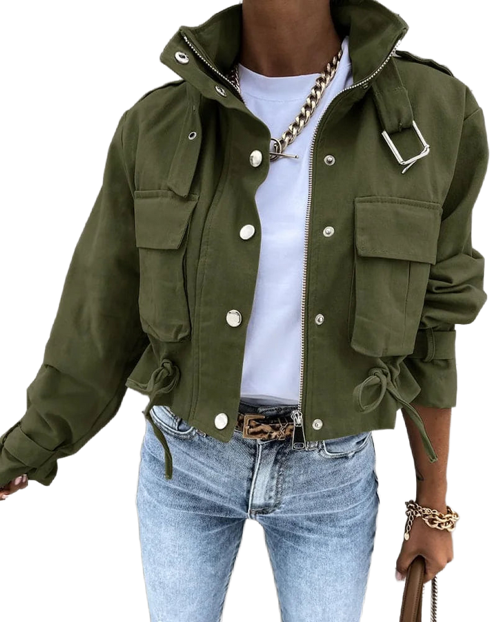 Armeegrüne Damen Utility Übergangsjacke aus robustem Material mit praktischen Taschen und durchgehendem Reißverschluss.