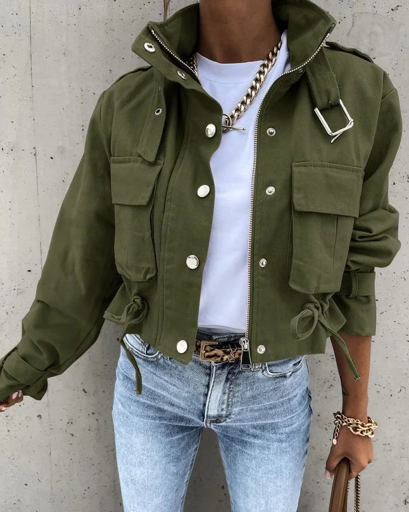Armeegrüne Damen Utility Übergangsjacke aus robustem Material mit praktischen Taschen und durchgehendem Reißverschluss.