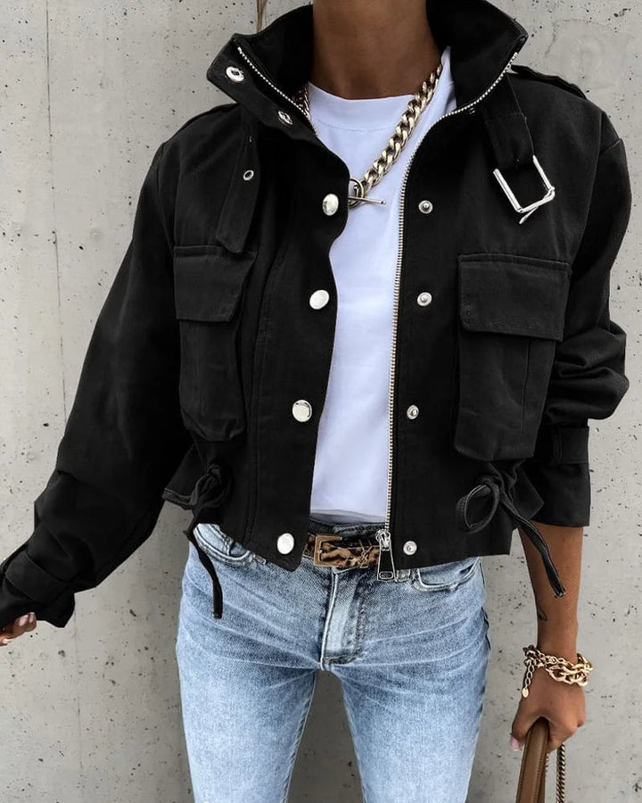 Schwarze Damen Utility Übergangsjacke mit Taschen, Reißverschluss und strapazierfähigem Material für vielseitige Anwendungen.