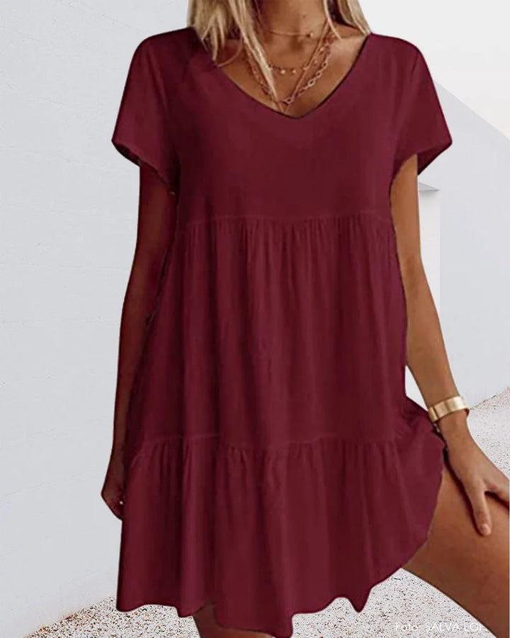 Burgundes Damen Leinenkleid mit V-Ausschnitt, Rüschen und Kurzarm. Leichtes, luftiges Design in kräftiger Farbe.