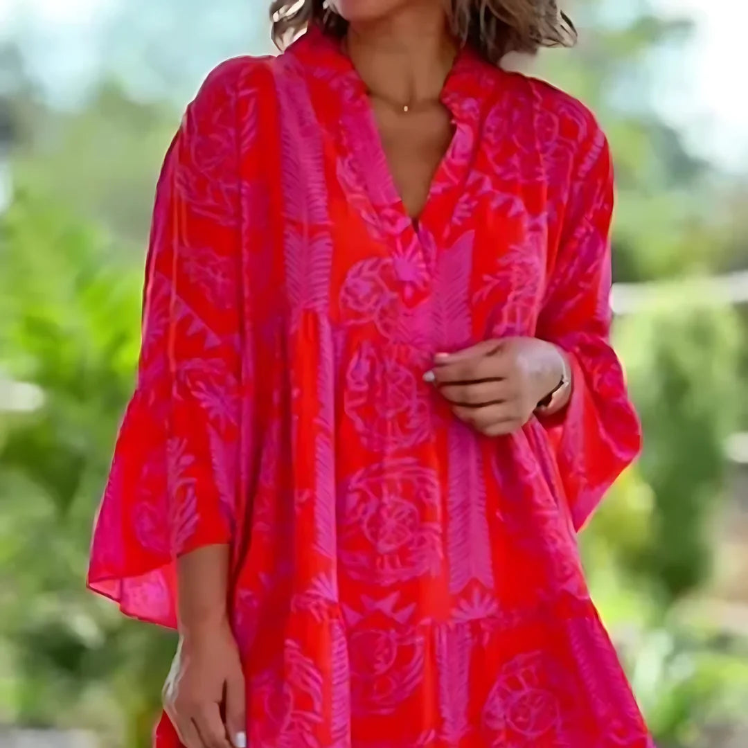 Rotes Damen Sommerkleid mit V-Ausschnitt und Blumenmuster, aus leichtem Stoff, perfekt für den Sommer.