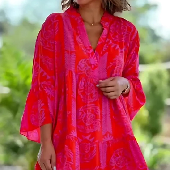 Rotes Damen Sommerkleid mit V-Ausschnitt und Blumenmuster, aus leichtem Stoff, perfekt für den Sommer.