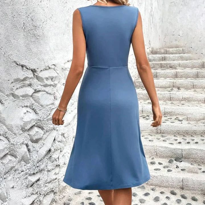 Schwarzes Sommerkleid aus leichtem Stoff mit Blumenmuster, V-Ausschnitt für Damen.