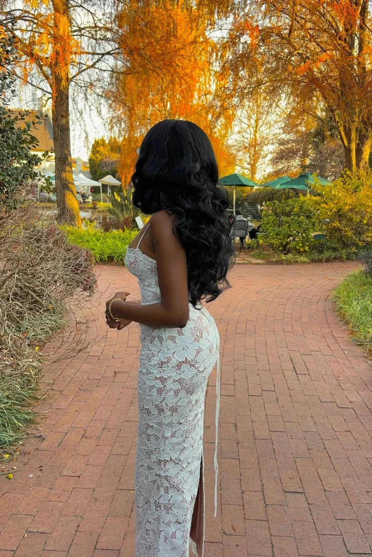 Damen Weißes Spaghettiträger-Spitzenkleid in Maxilänge – High-quality product image.