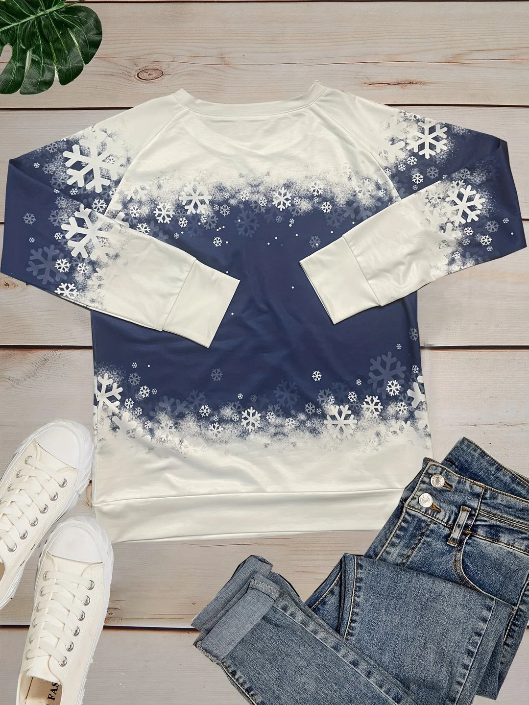 Damen Weihnachtspullover aus Baumwolle mit Rundhalsausschnitt und verspieltem Katzenmotiv in festlichen Farben.