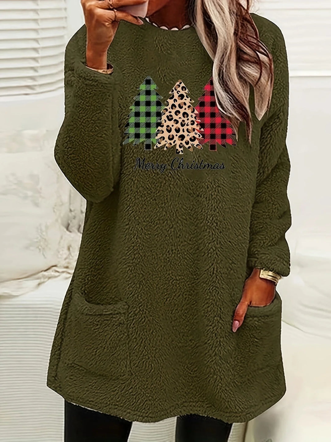 Damen Weihnachtspullover mit Taschen, Rundhalsausschnitt, aus weichem Baumwollmix, festliches Motiv in klassischen Farben.