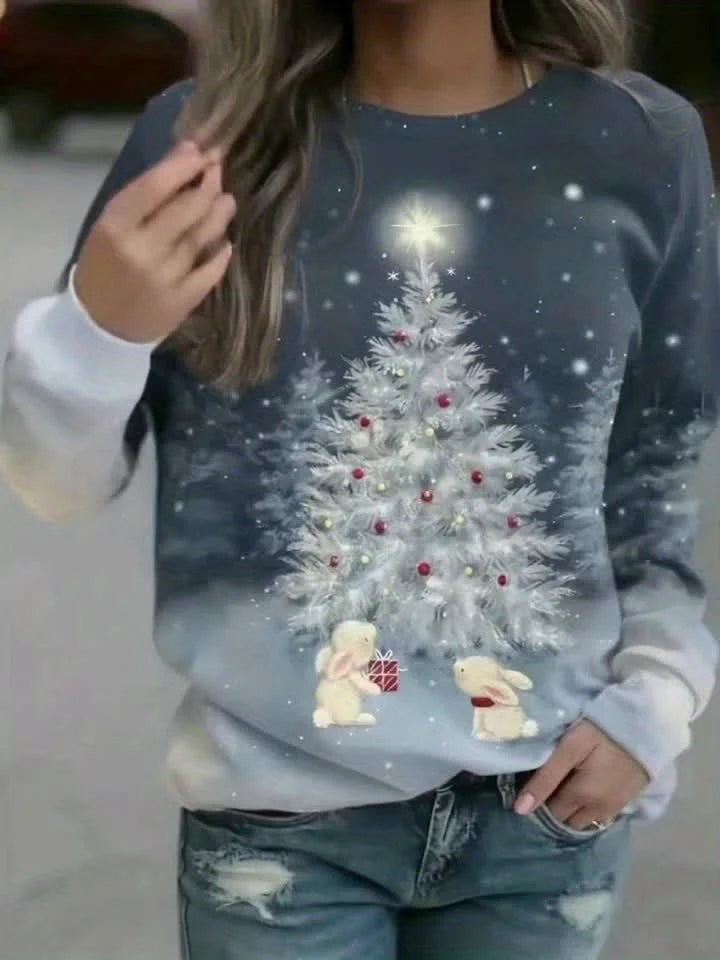 Damen Weihnachtspullover aus weicher Baumwolle mit Rundhalsausschnitt und festlichem Weihnachtsbaumdruck in lebhaften Farben.