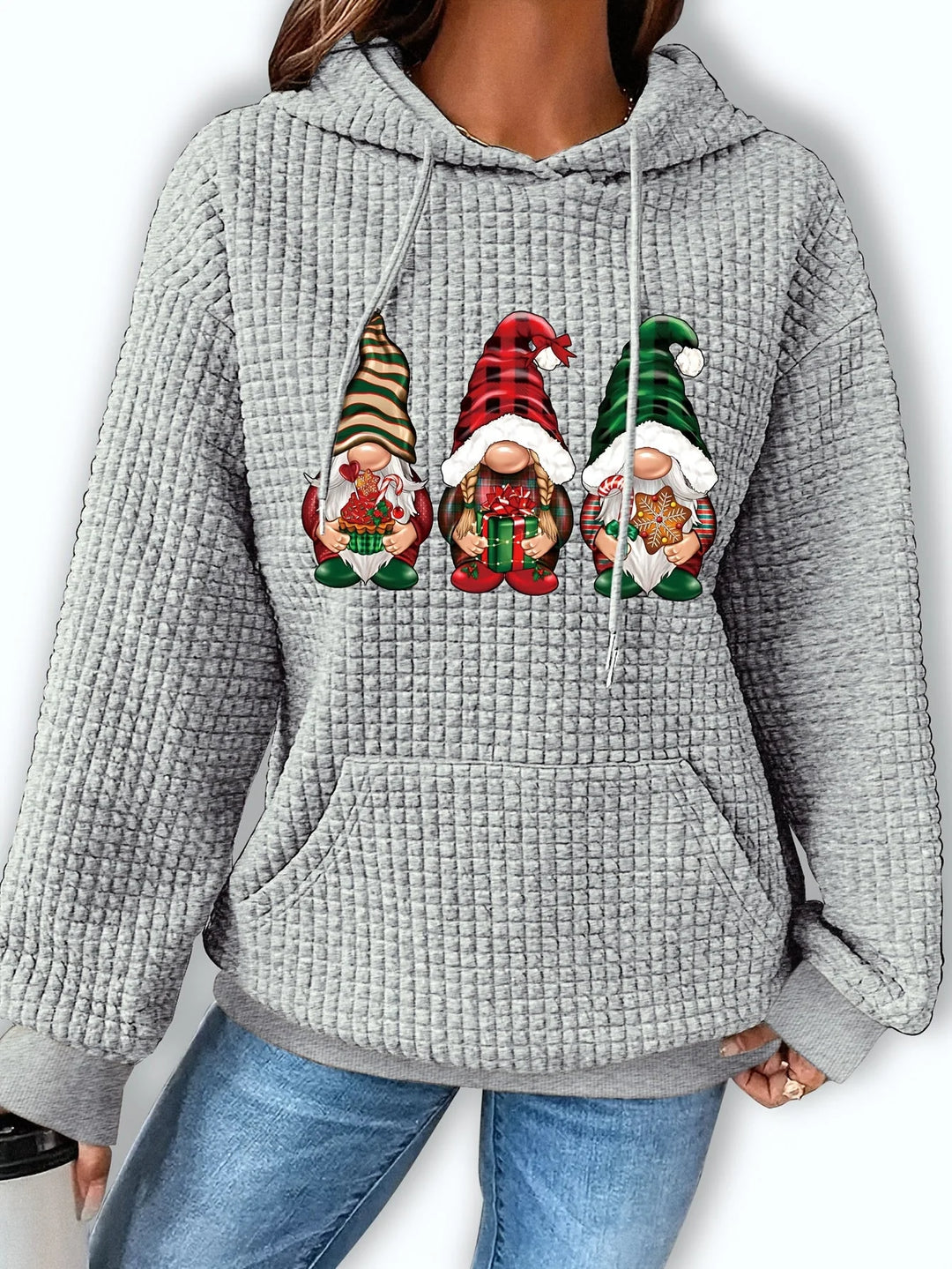 Bequemer Damen Weihnachtspullover aus Baumwolle mit Kapuze und festlichem Wichteldruck in lebendigen Farben.