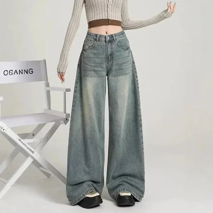 Damen Jeans in Used-Optik aus Denim mit hoher Taille und weitem Bein, ideal für legere Outfits und comfortables Tragen.