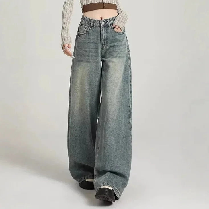 Damen Weite Jeans in Used-Optik, hoher Taille, aus weichem Baumwollmix, lässiger Schnitt für bequemes Tragen.