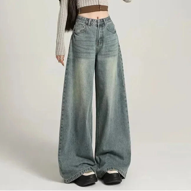 Damen Weite Jeans in Used-Optik, hohe Taille, aus weichem Baumwollmaterial, lässiger Schnitt für komfortablen Sitz.