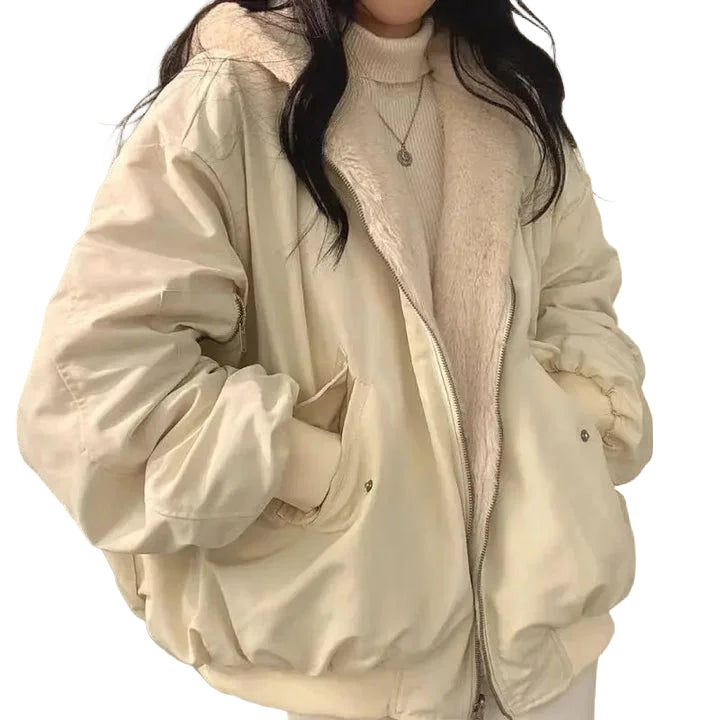 Beige Teddyjacke für Frauen, mit Kapuze und Reißverschluss, aus weichem, kuscheligem Material, ideal für kalte Tage.