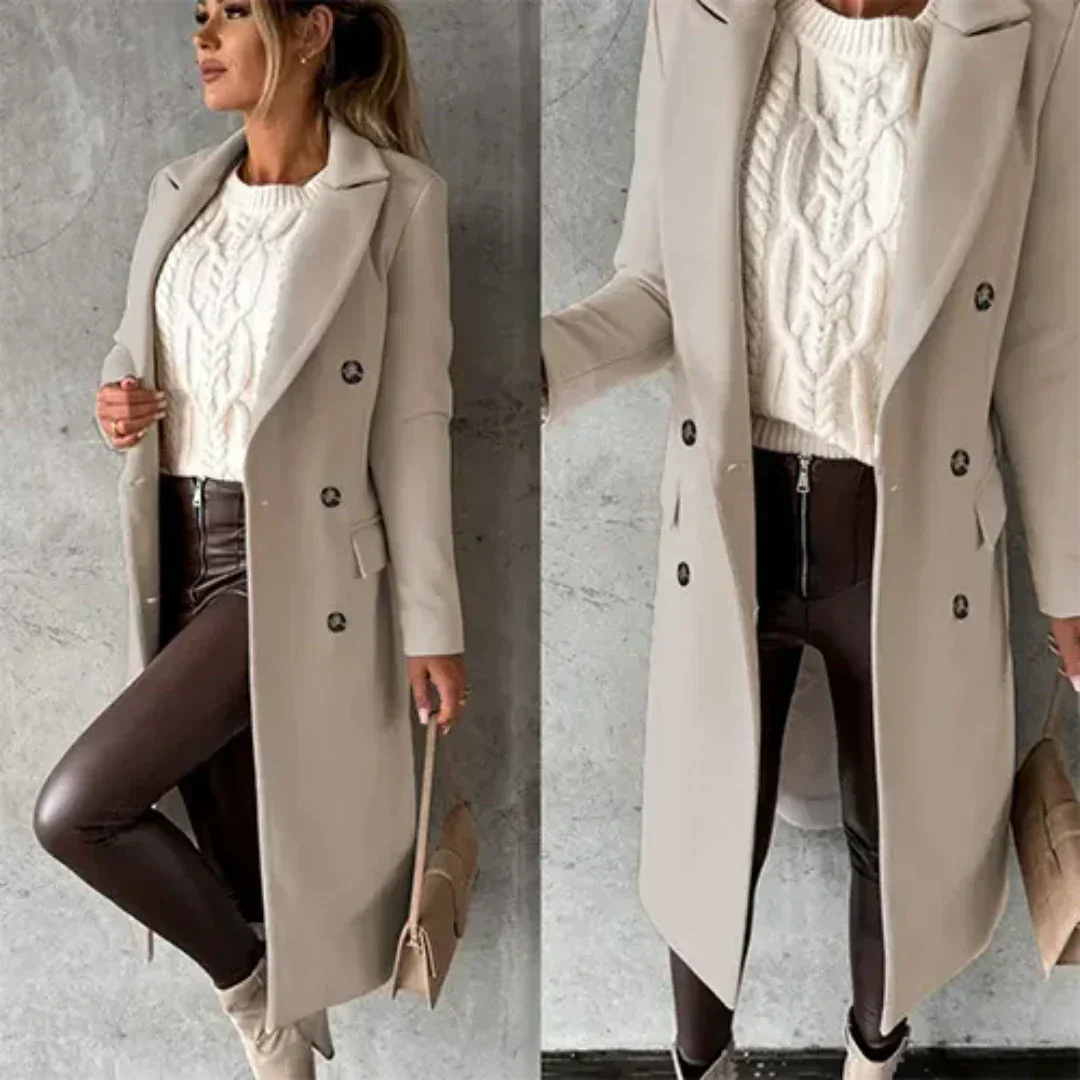 Beige Damen Winter Lang Trench Mantel mit Knopfleiste, aus warmem Material, klassischem Schnitt und praktischen Taschen.