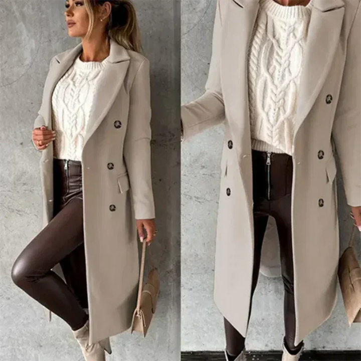 Beige Damen Winter Lang Trench Mantel mit Knopfleiste, aus warmem Material, klassischem Schnitt und praktischen Taschen.