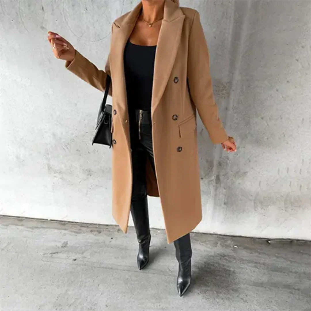 Brauner Damen Winter Lang Trench Mantel mit Knopfleiste aus warmem Material und klassischem Schnitt für kalte Tage.