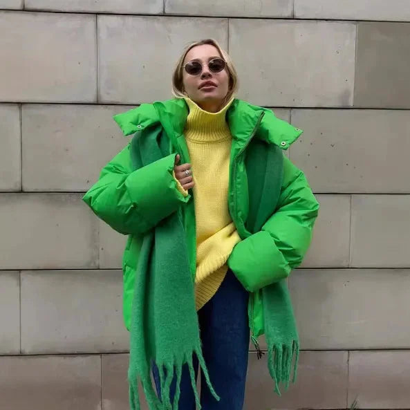 Damen Winter-Pufferjacke in grün, gefüllt mit Daunen, mit Kapuze und Stehkragen für zusätzlichen Schutz vor Kälte.