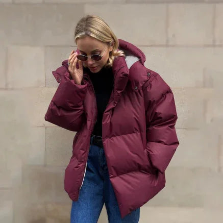Damen Winter-Pufferjacke in weingrün, gefüllt mit Daunen, mit praktischem Stehkragen und verstellbarer Kapuze.