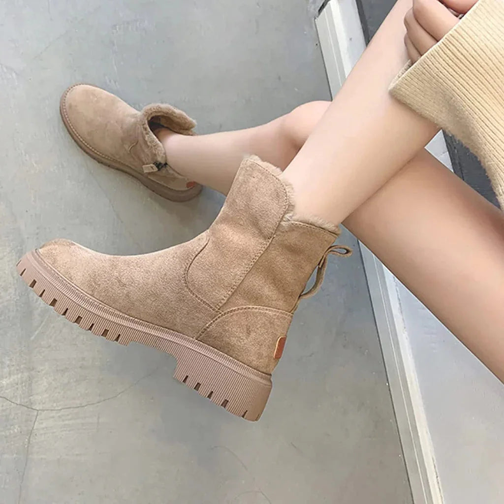 Damen-Winterboots aus Leder mit warmem Futter und rutschfester Sohle für sicheren Halt in winterlichen Verhältnissen.