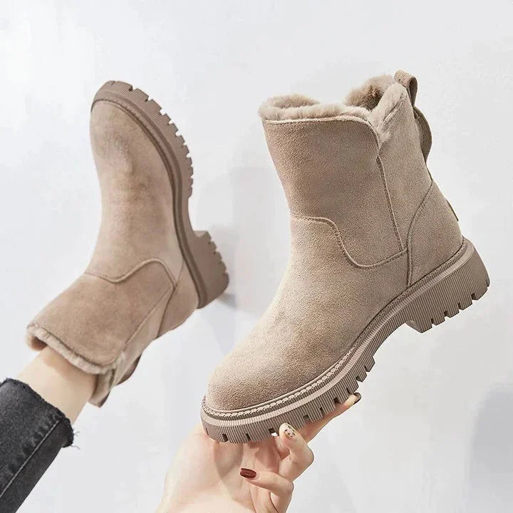 Beige Damen-Winterboots aus robustem Material mit warmem Futter und griffiger Gummisohle für optimalen Halt.