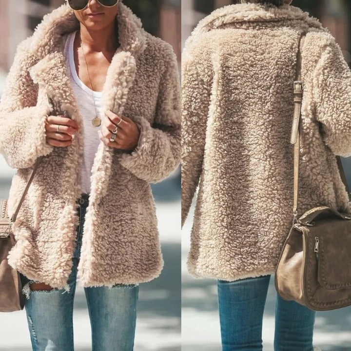 Beige Damen Winterjacke aus flauschigem Material mit Kapuze, ideal für kalte Herbst- und Wintertage.