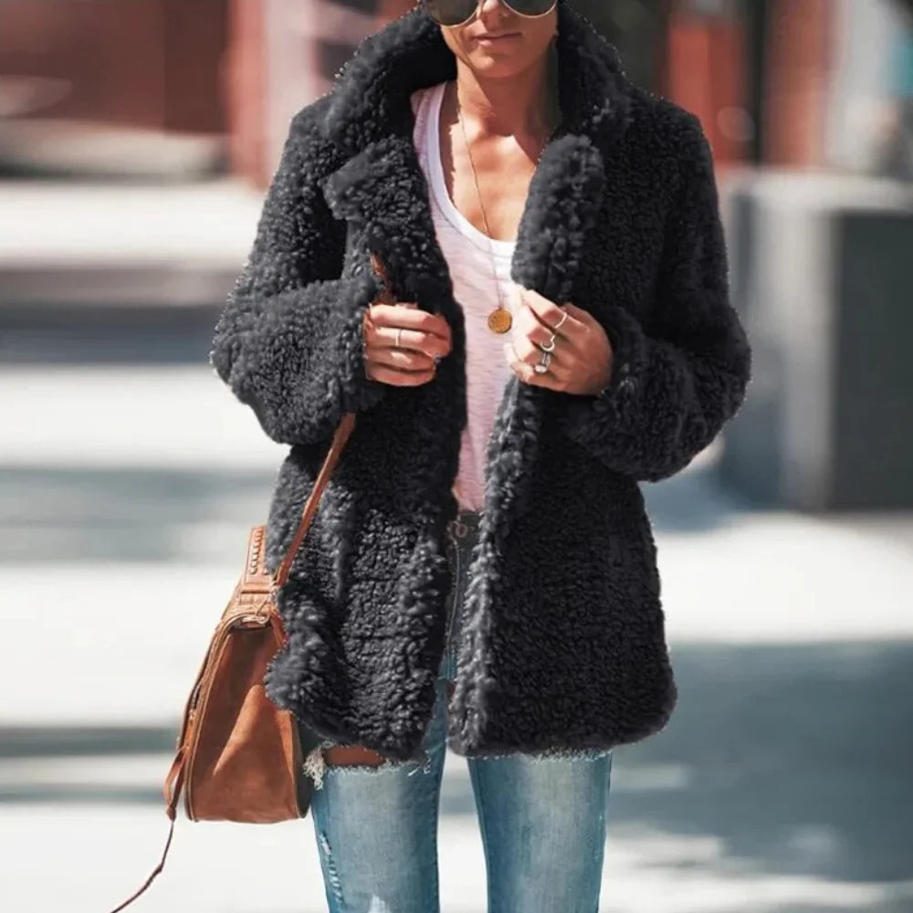 Dunkelgraue Damen Winterjacke aus weichem Flauschmaterial, mit Kapuze und praktischen Taschen für kühle Herbst- und…