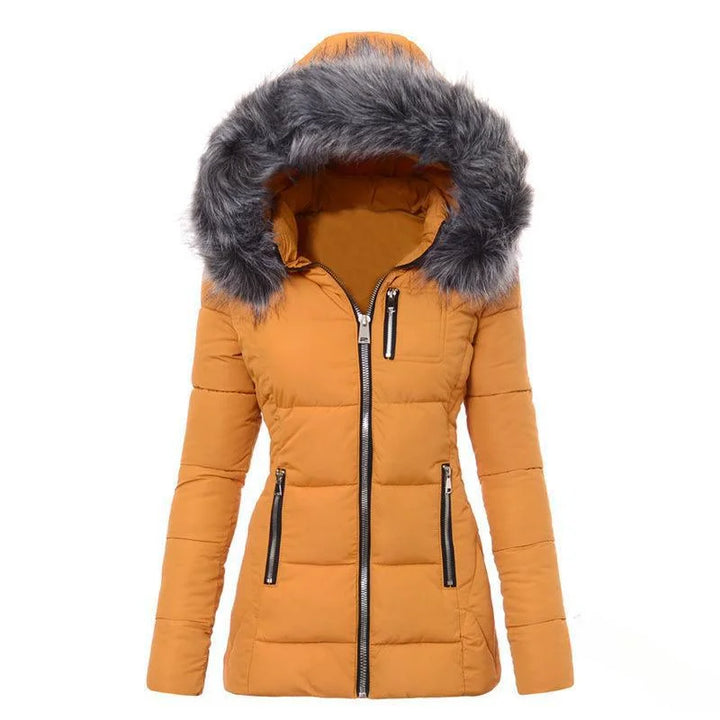 Gelbe Damen Winterjacke aus warmem Material, abnehmbare Kapuze und Fleece-Innenfutter für zusätzlichen Komfort.