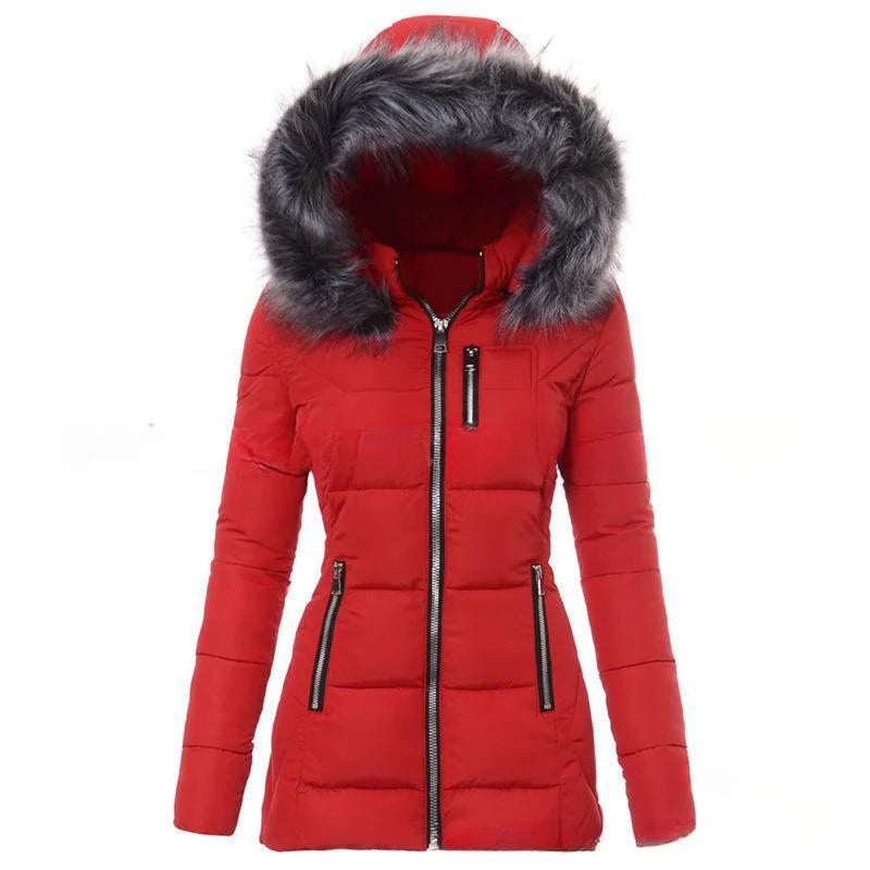 Rote Damen Winterjacke aus strapazierfähigem Material, abnehmbare Kapuze und weiches Fleece-Futter für zusätzlichen Komfort.